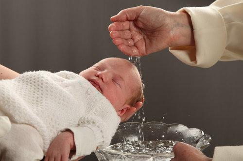 Vauva saamassa kastetta