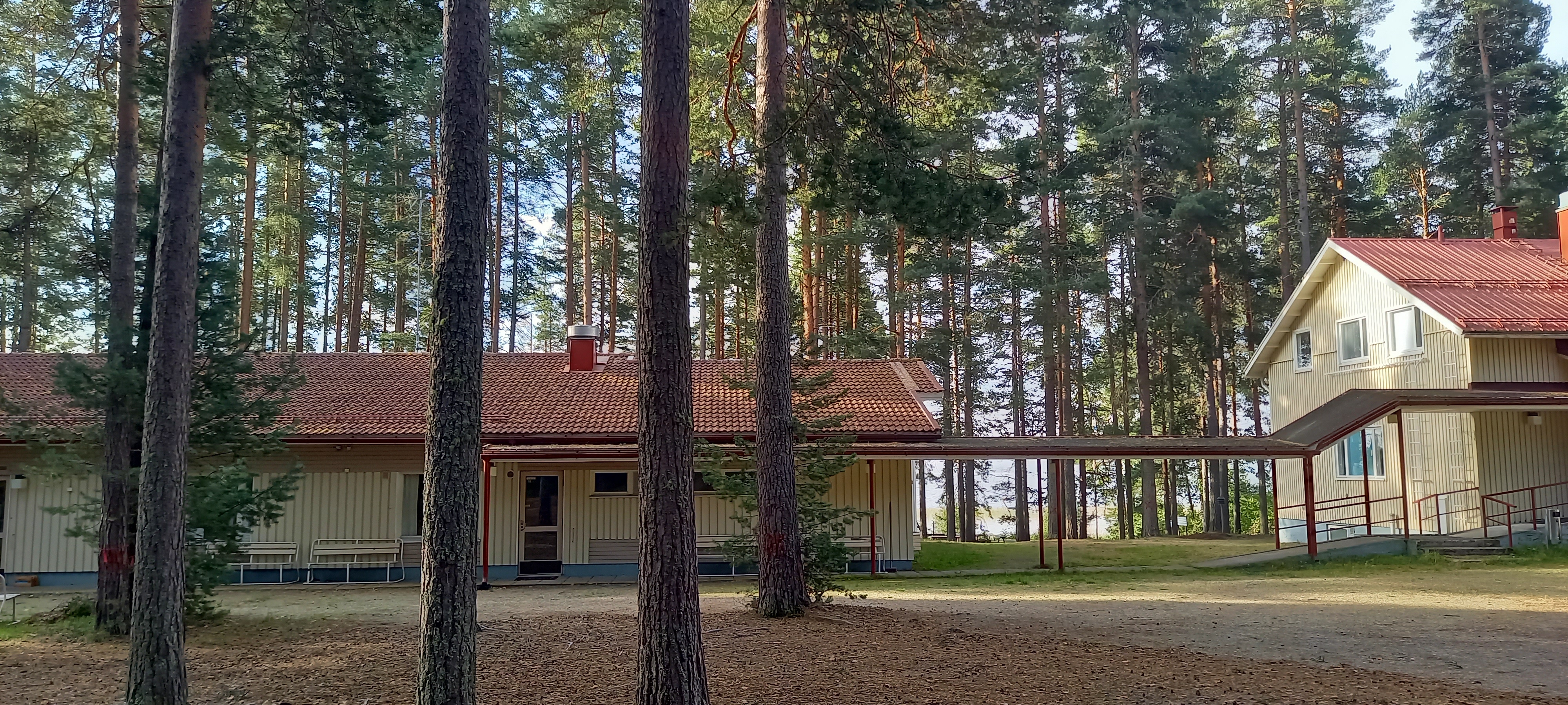 Kuvassa Saunaniemen ruokalarakennus ja majoitustilarakennus