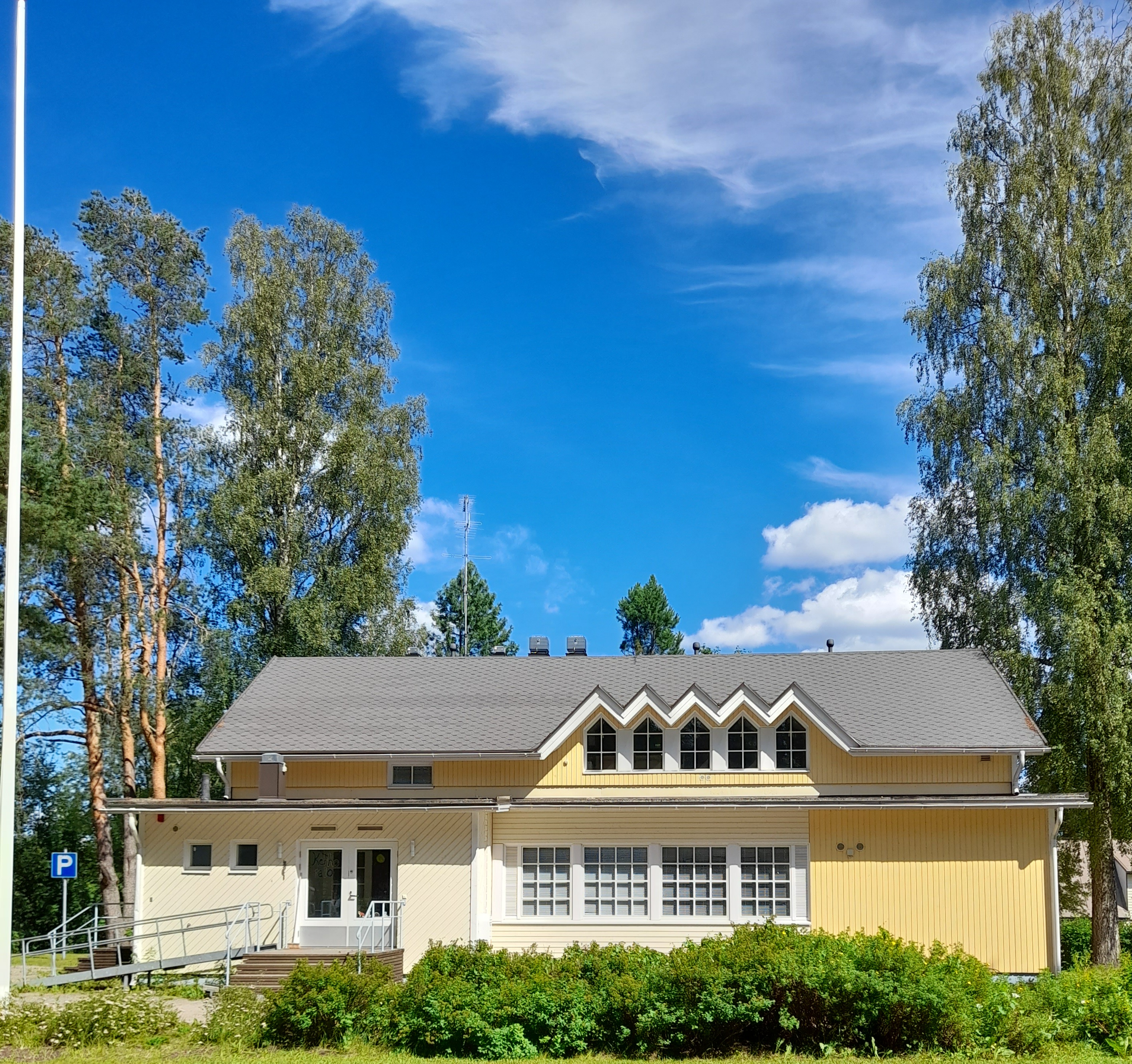 Kuvassa kerhotalo kesällä 2021