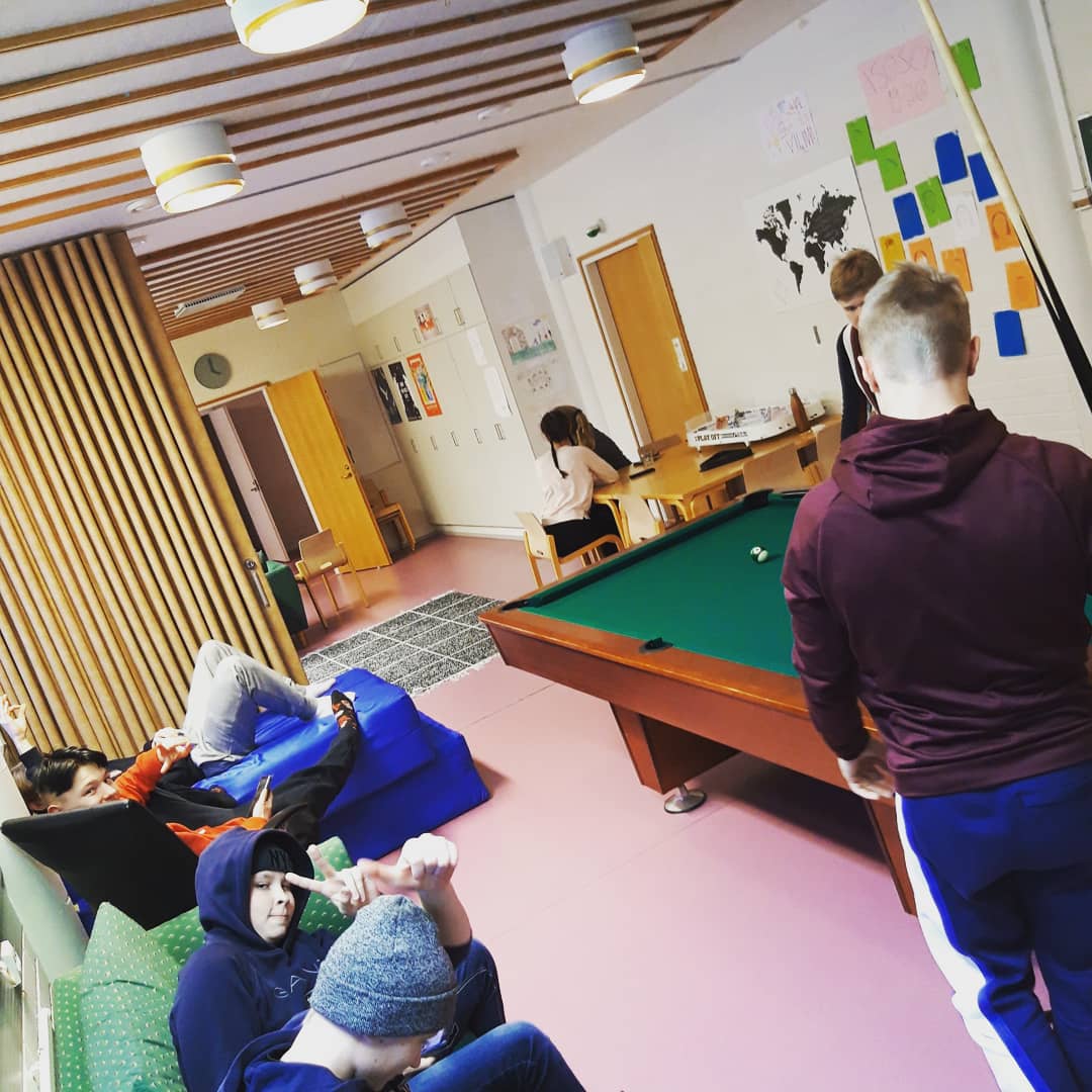 Ilkka Nuoret nuortentiloissa Seurakuntakodilla pelaamassa biljardia