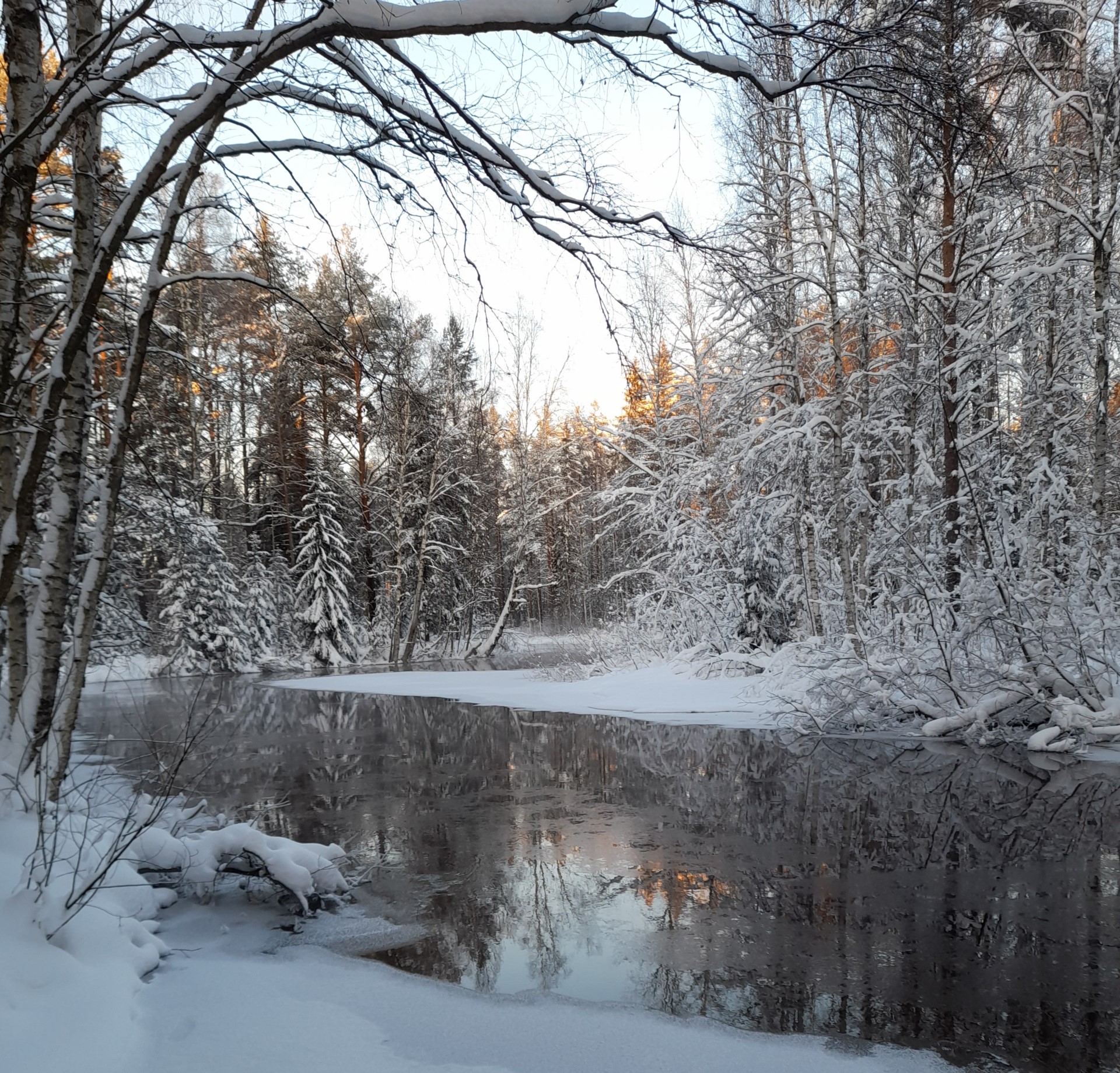 Kuvassa talvinen jokimaisema Suonenjoesta